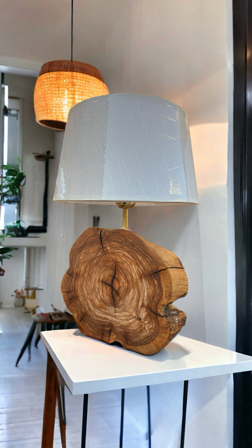 Lámpara de mesa “CUORE OLIVO” en madera de olivo