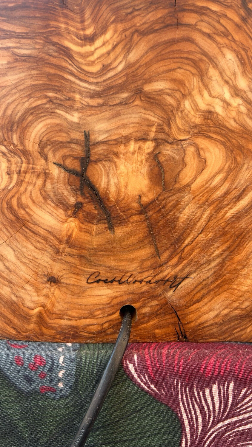Lámpara de mesa “CUORE OLIVO” en madera de olivo